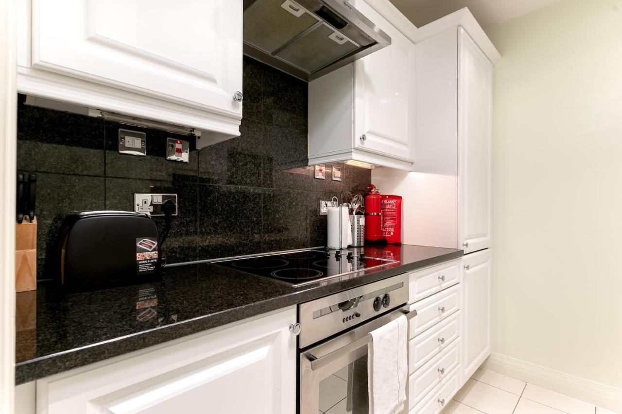 Point West Apartments London Bagian luar foto
