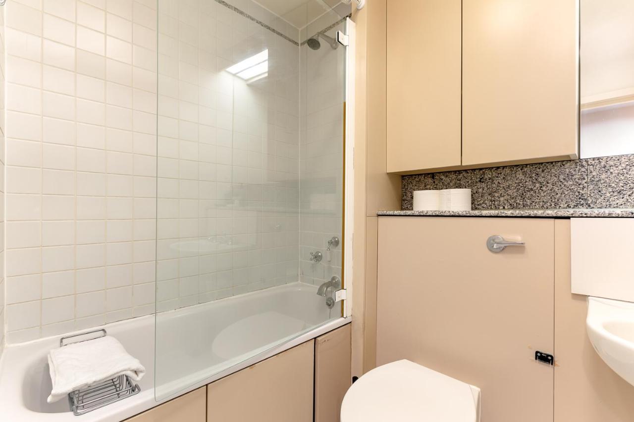 Point West Apartments London Bagian luar foto