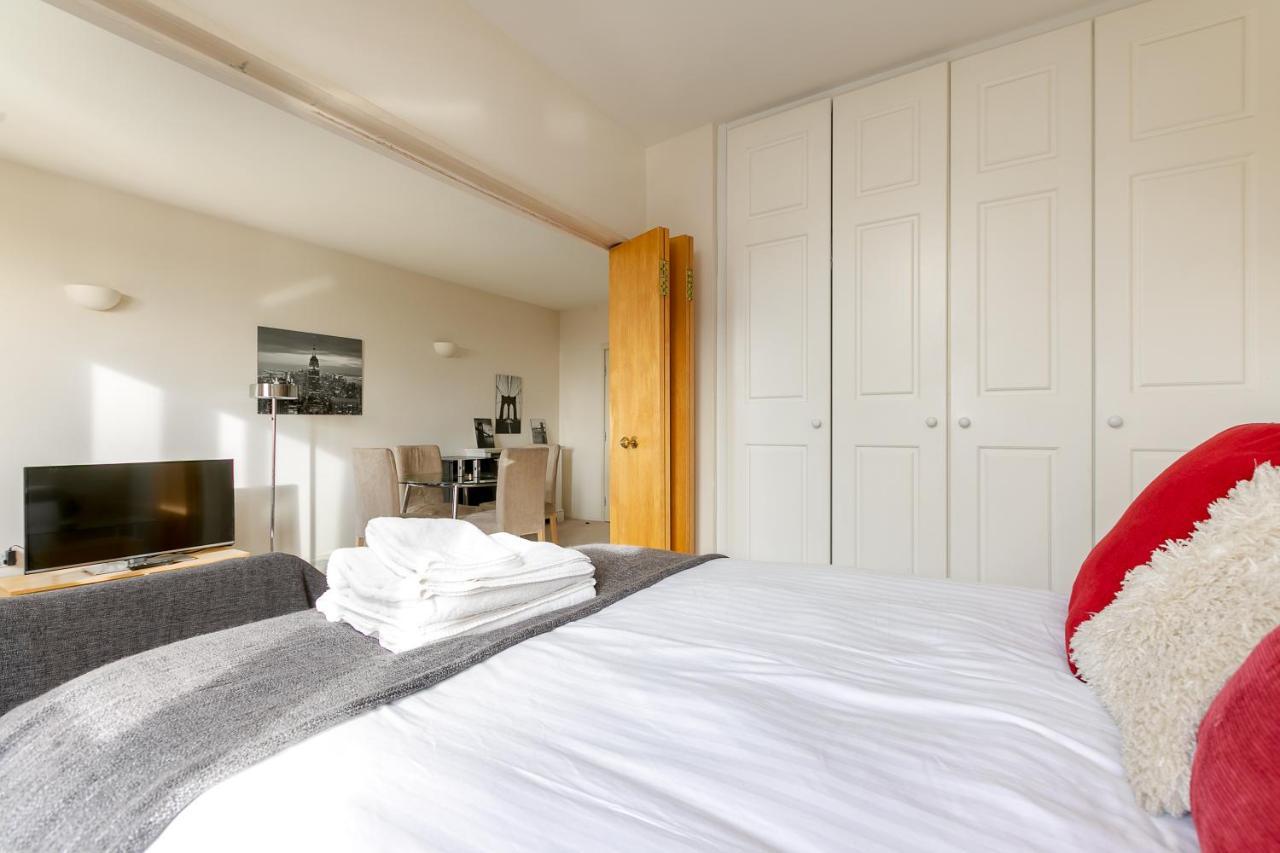 Point West Apartments London Bagian luar foto